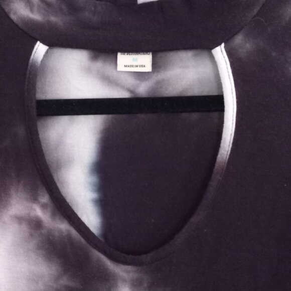 Cute cut out Tie dyed front tying top - Picture 3 of 4